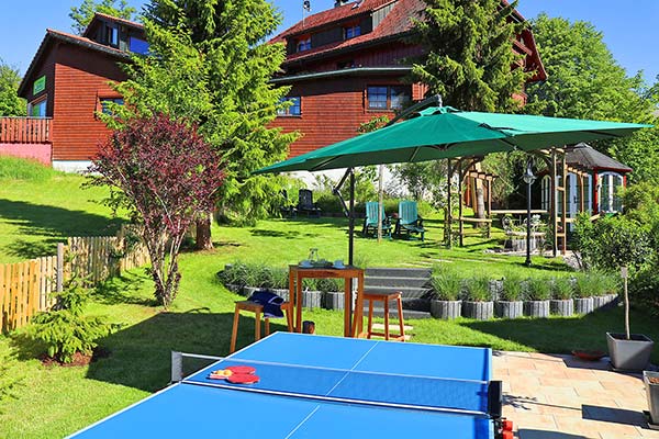 Großzügiger Garten mit Tischtennisplatte