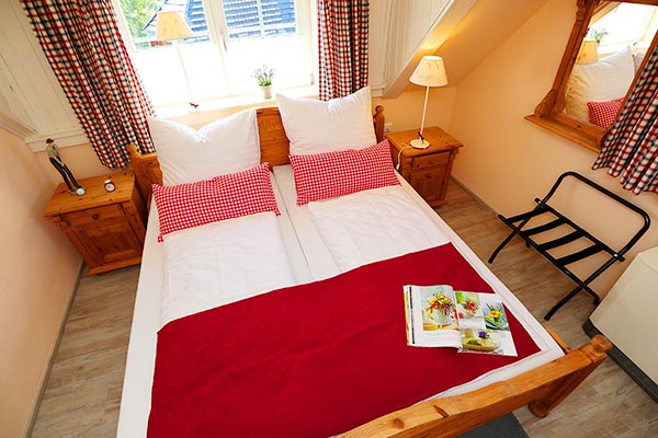 Schlafzimmer mit Doppelbett