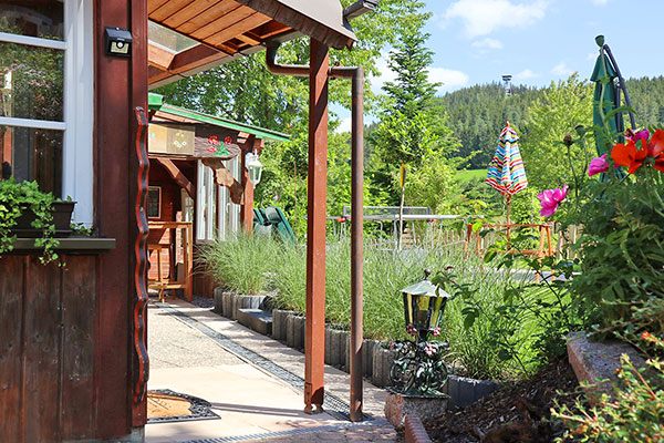 Herrlich angelegter Garten mit Sitzgelegenheiten