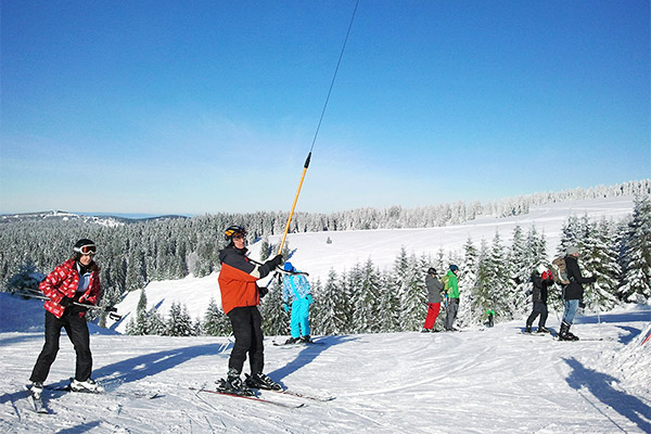 Ski fahren und Langlauf im Winter